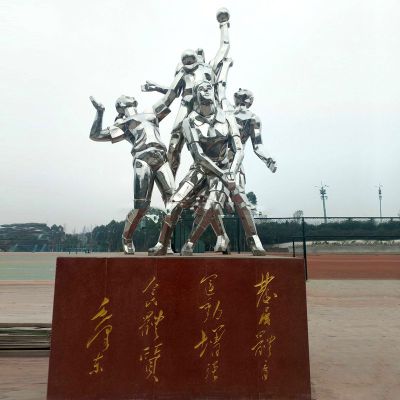 雕塑是對校園“藝術(shù)”特色比較好的詮釋